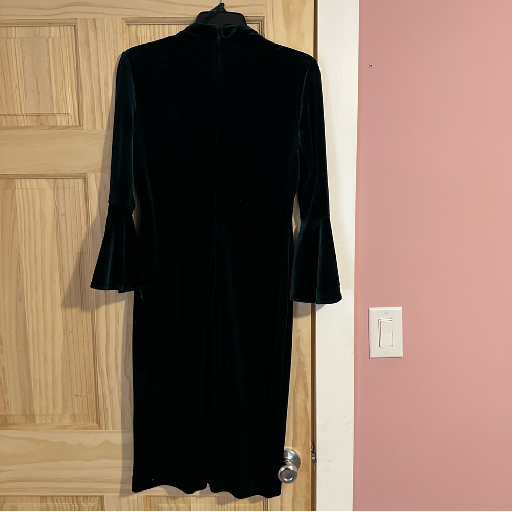 Eliza j
Green velvet with choker and bell sleeves